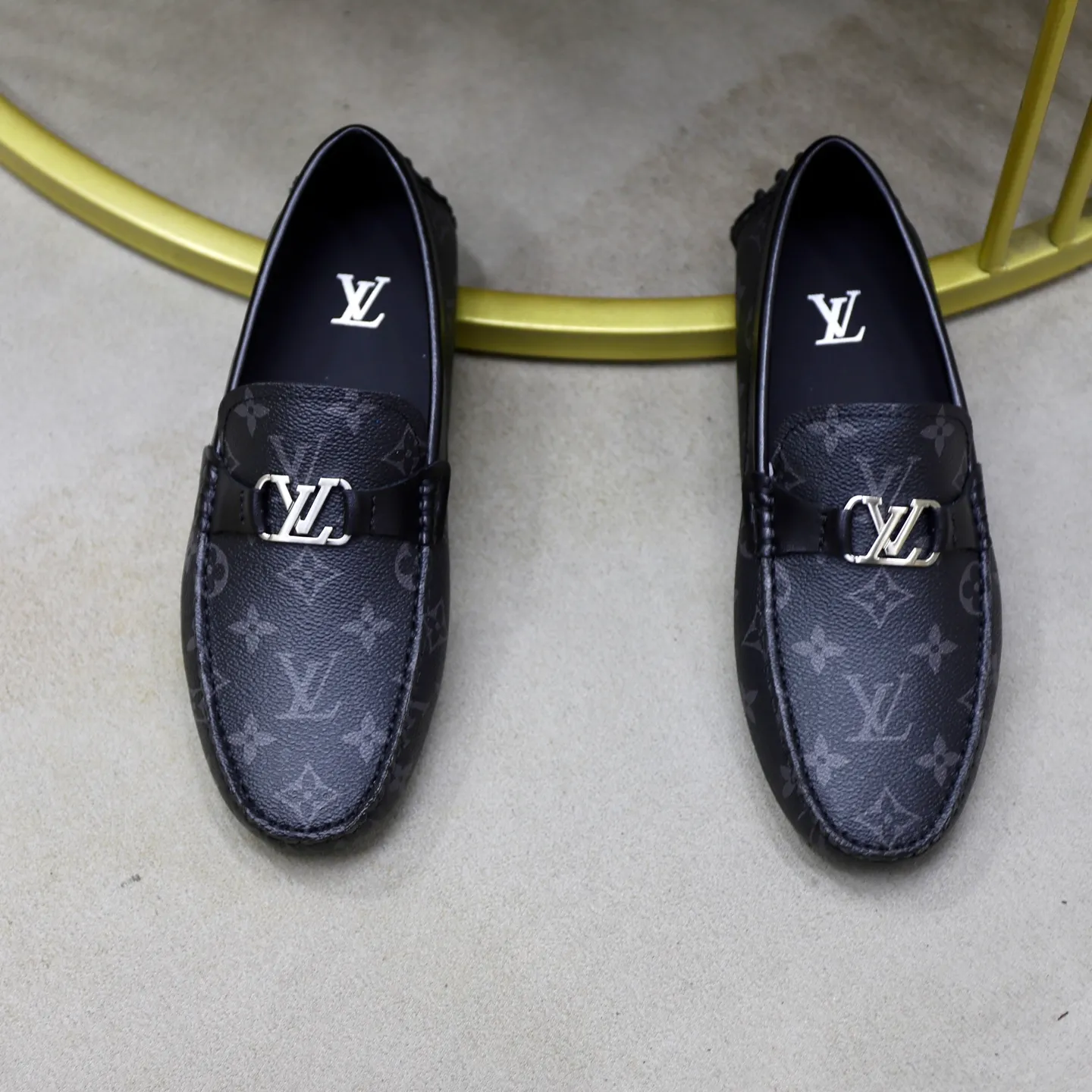 Ex-factory price: 480💰【LV】Louis Vuitton ⚠️High-end men’s driving and pedal series ⚠️38-44 (customized for 45) ⚠️All original cowhide leather! Thick and soft! Made entirely of calfskin lining! The latest non-slip beanie sole! Three-dimensional package technology! Fashionable and classic! Handicrafts! Original high quality! Feel free to compare!